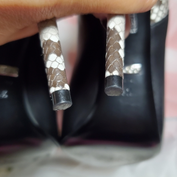 Gucci ankle boots. 391/2 Used in excellent condition. - Picture 9 of 16